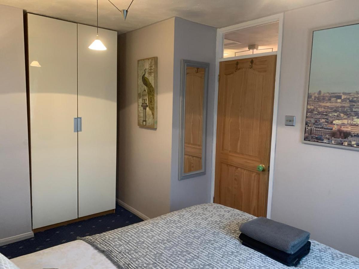 The Lake House, Woking Extérieur photo