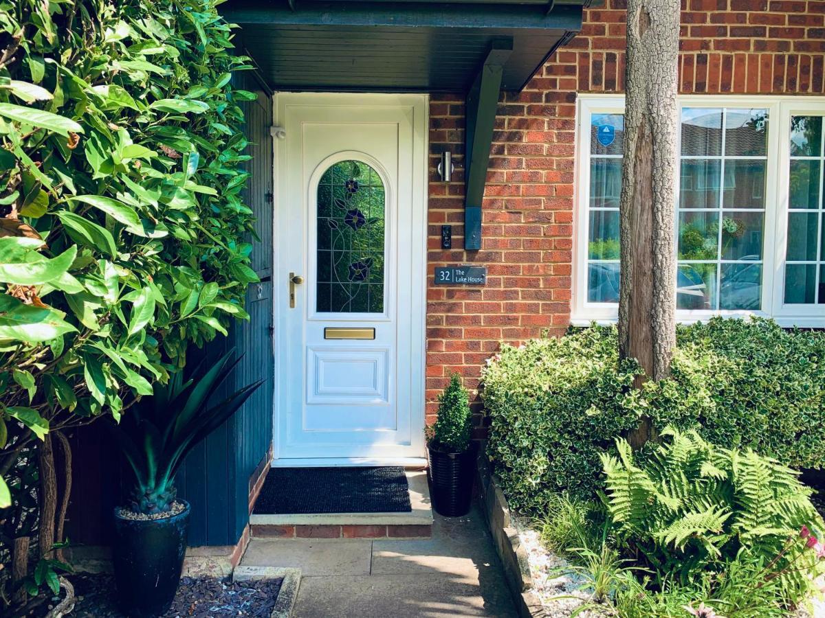 The Lake House, Woking Extérieur photo