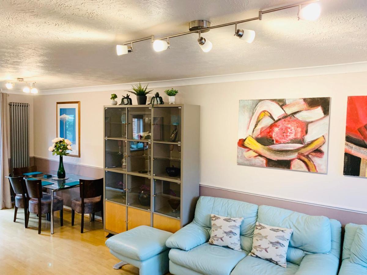 The Lake House, Woking Extérieur photo
