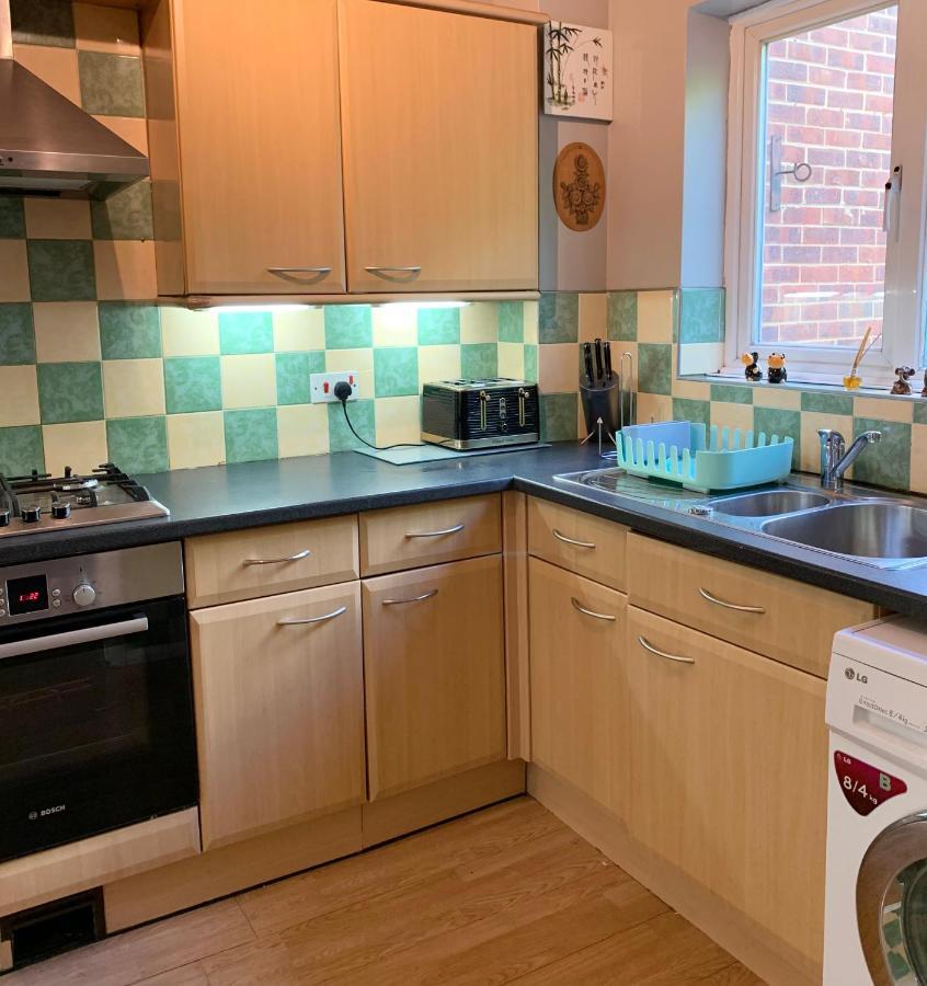 The Lake House, Woking Extérieur photo