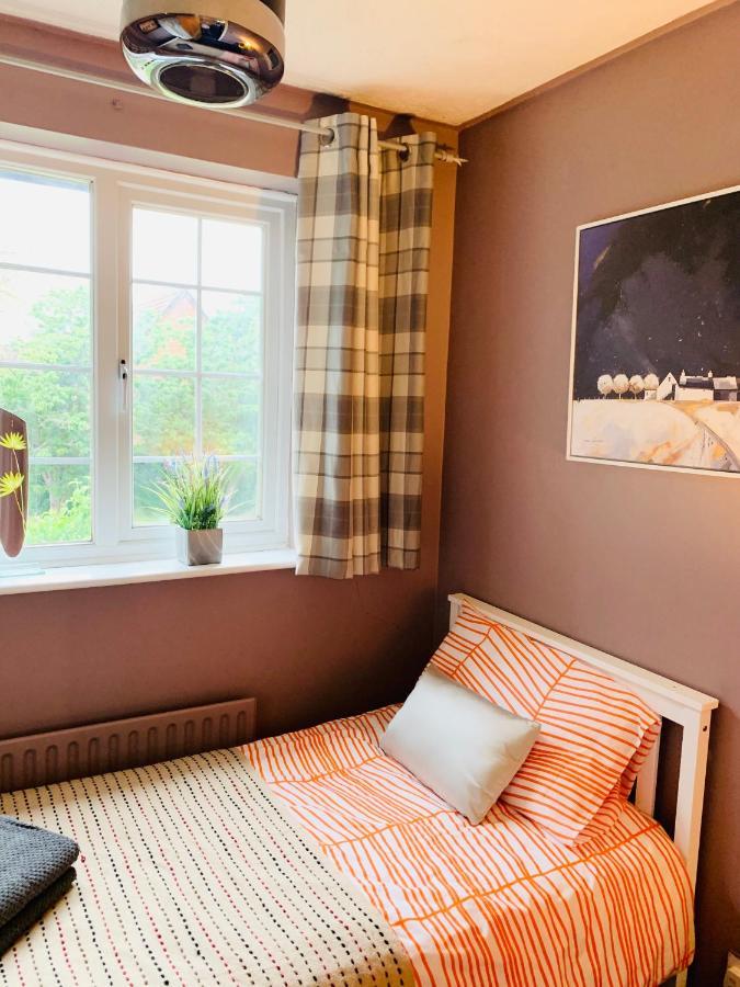 The Lake House, Woking Extérieur photo