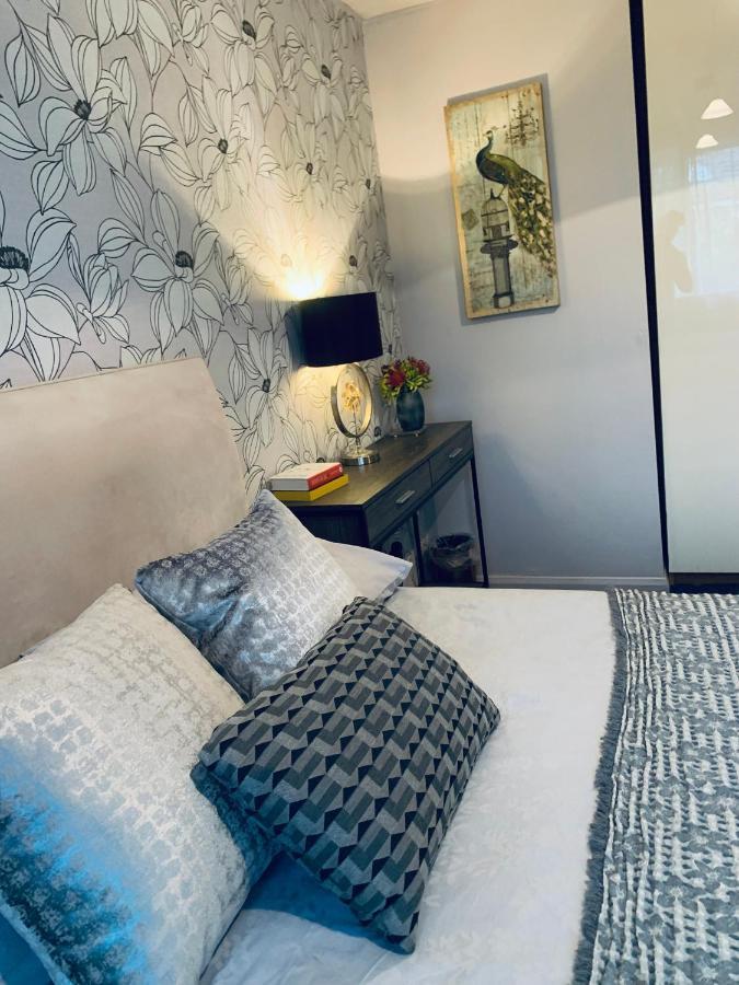 The Lake House, Woking Extérieur photo