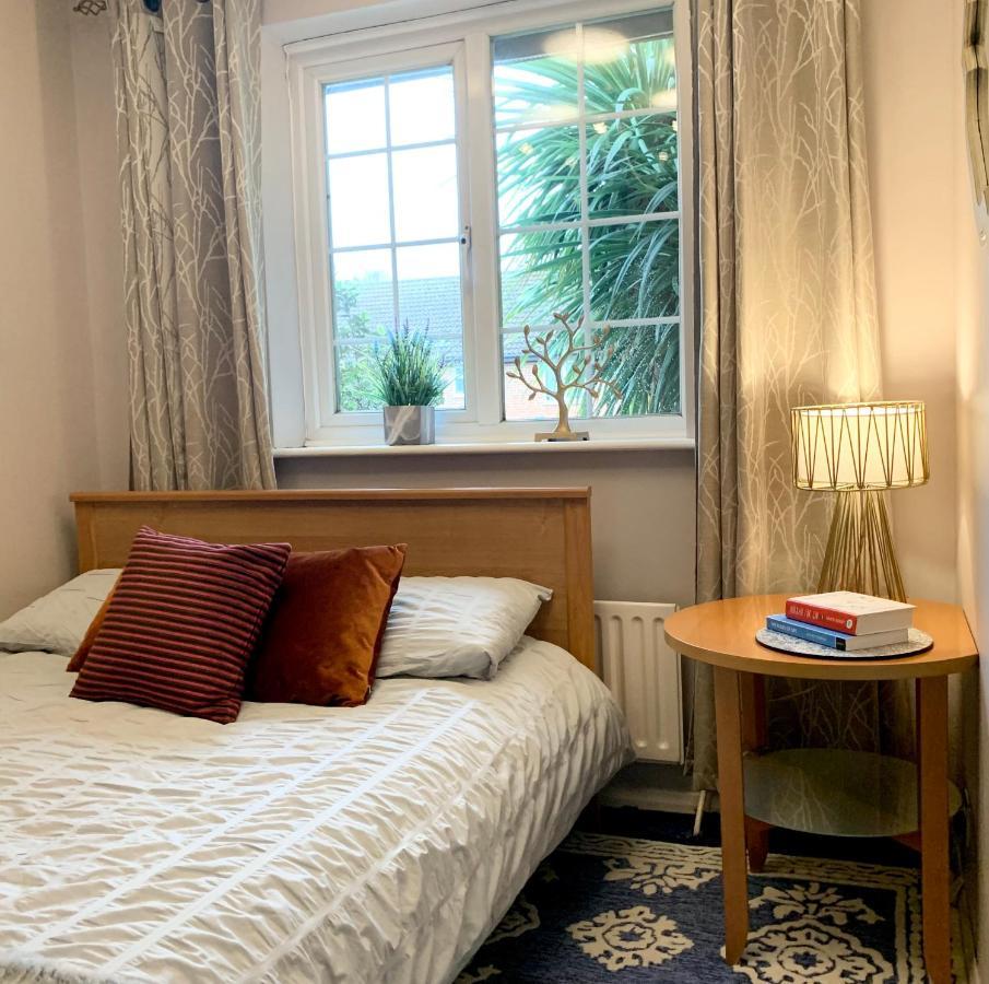 The Lake House, Woking Extérieur photo