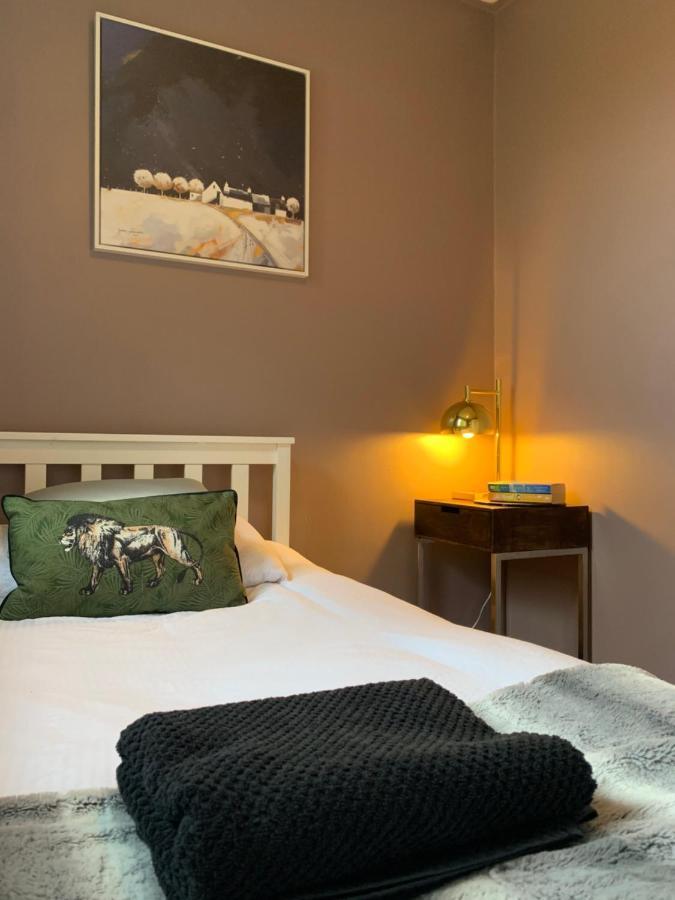 The Lake House, Woking Extérieur photo
