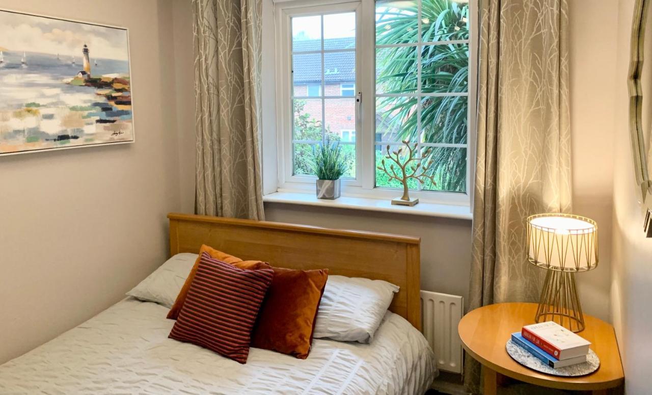 The Lake House, Woking Extérieur photo
