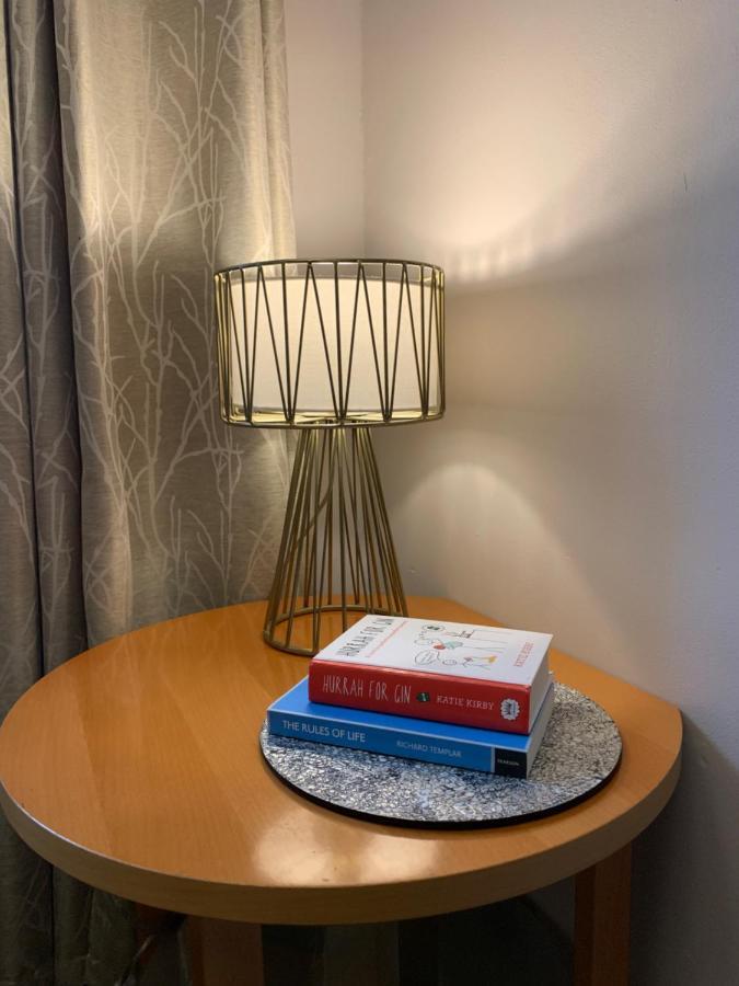The Lake House, Woking Extérieur photo