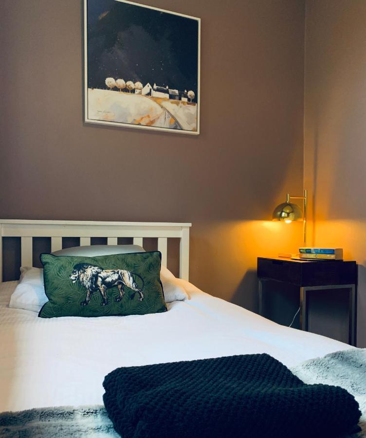 The Lake House, Woking Extérieur photo
