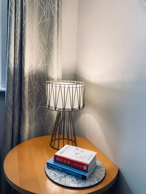 The Lake House, Woking Extérieur photo