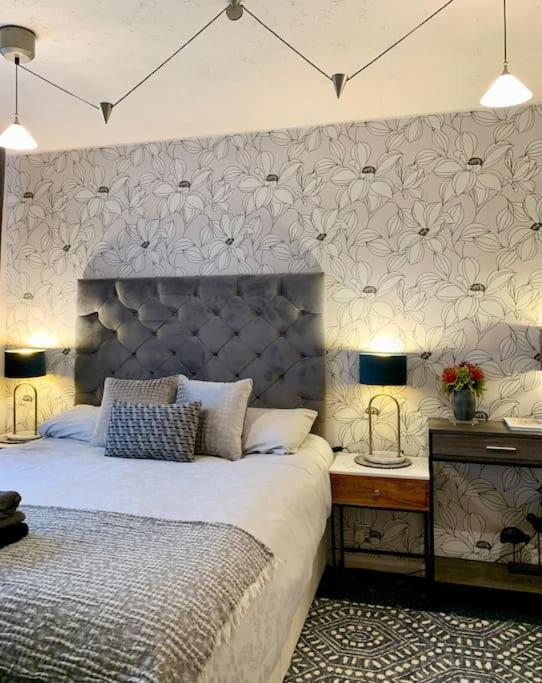 The Lake House, Woking Extérieur photo
