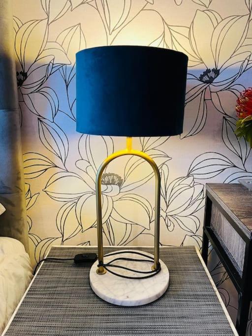 The Lake House, Woking Extérieur photo