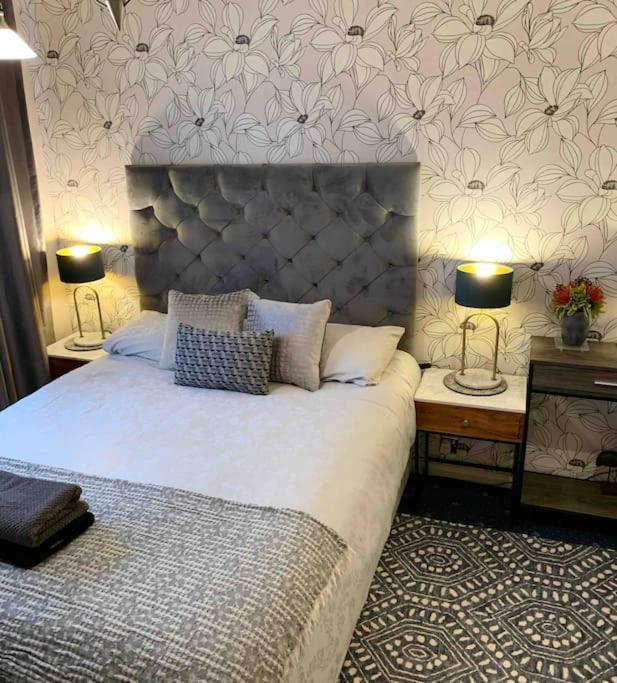 The Lake House, Woking Extérieur photo